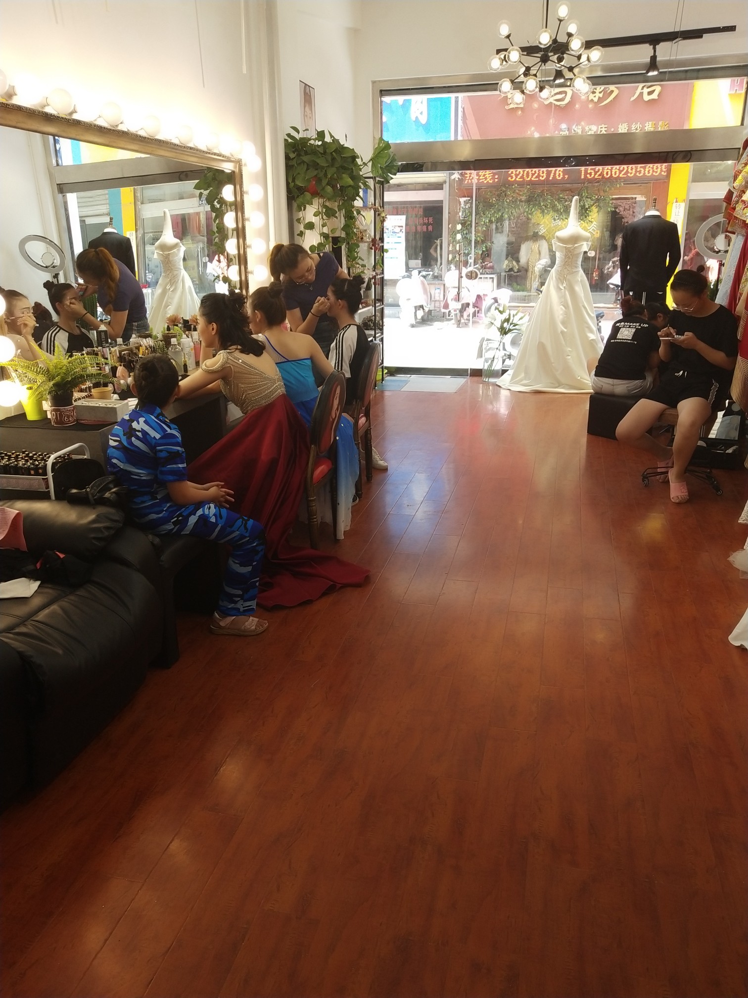 纯色美妆婚纱会馆