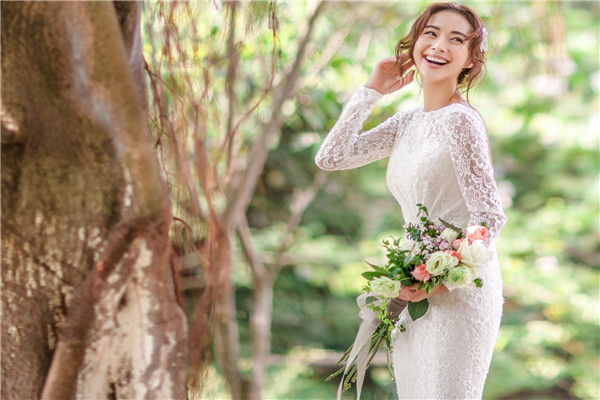2018婚紗禮服多少錢(qián)一套