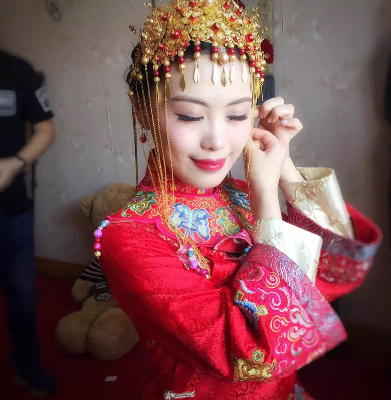 租了4套婚纱礼服 中式造型好亮眼