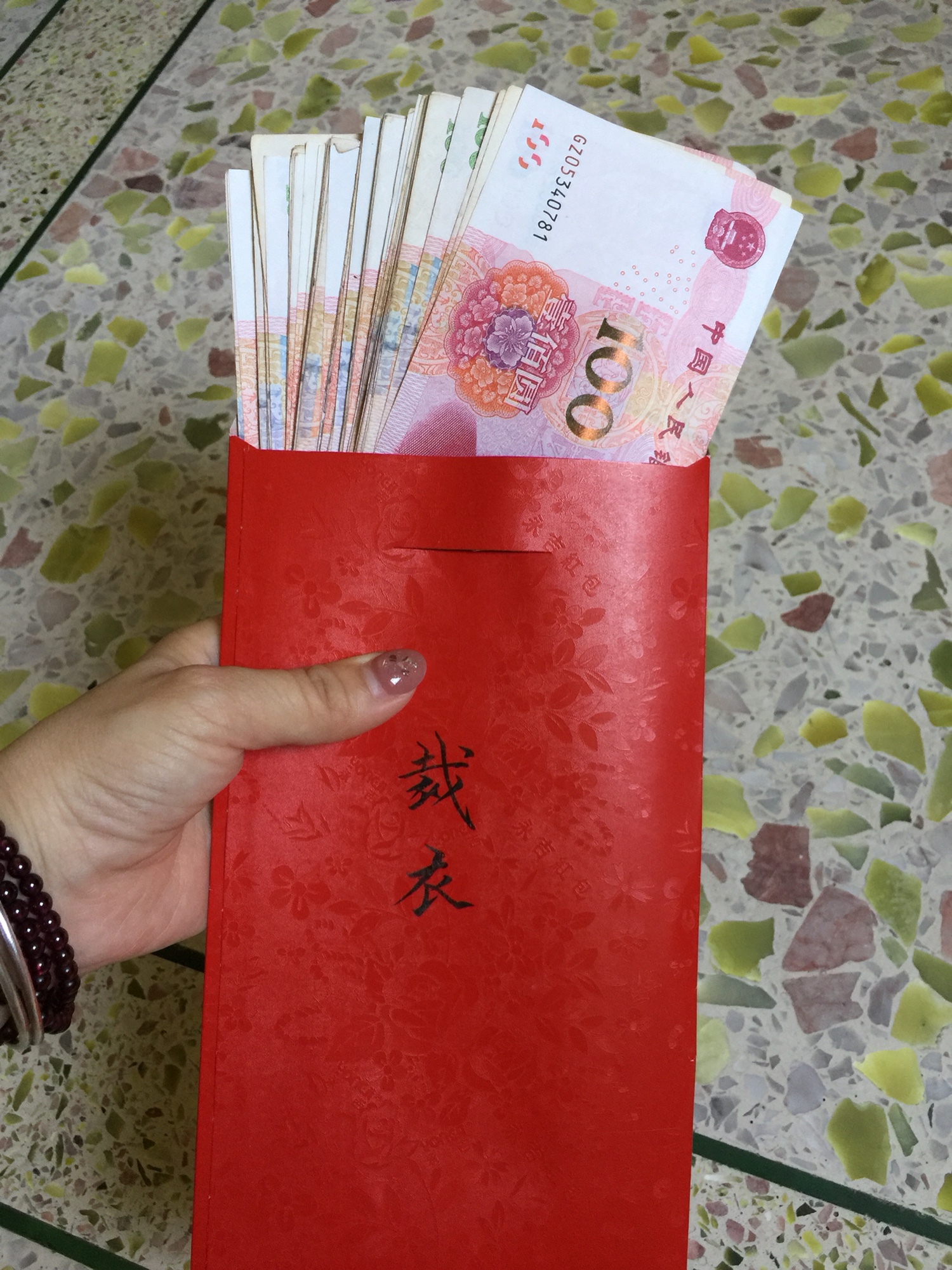 广东新娘出嫁新郎家送来这么多聘礼！新娘家回礼竟是香蕉
