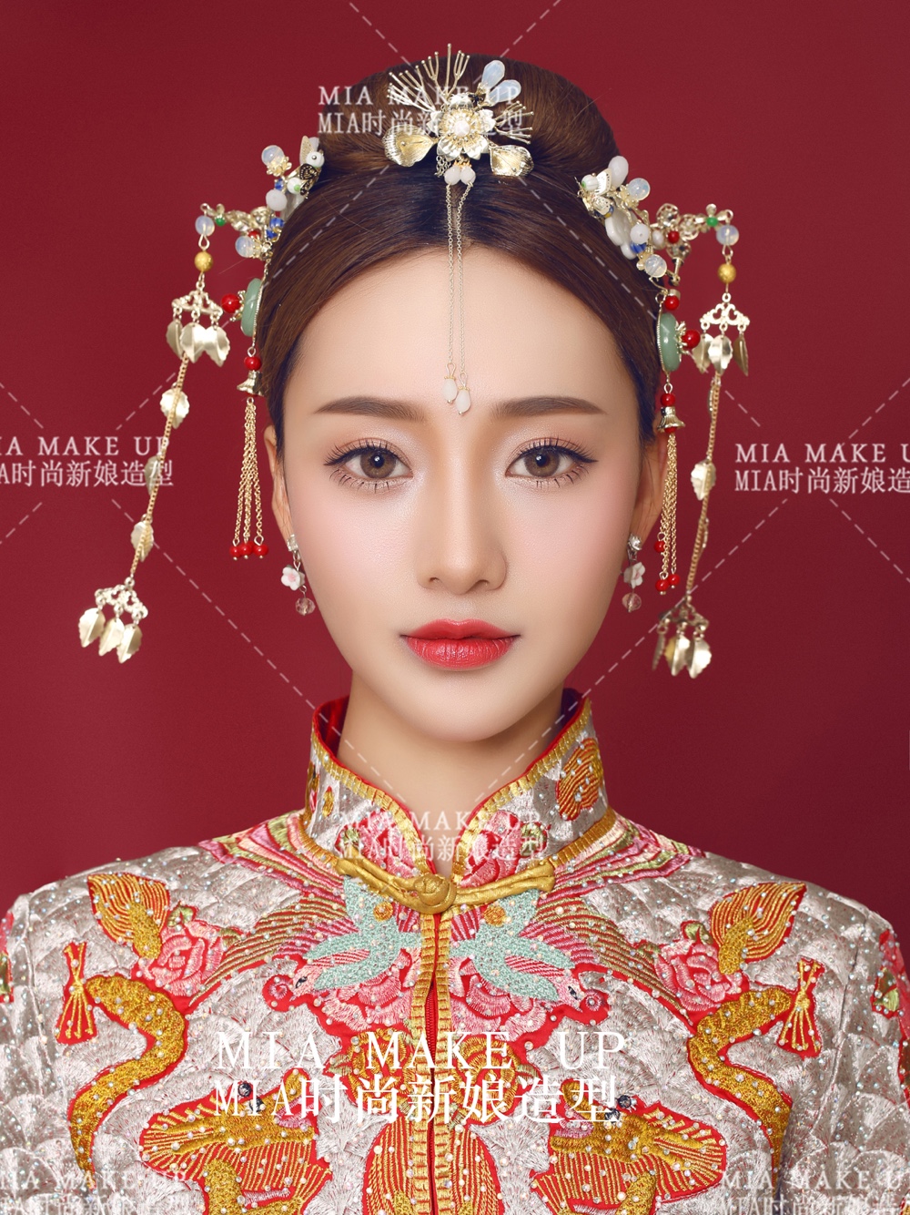 秀禾服搭配哪款发型最显瘦?斜分还是中分?