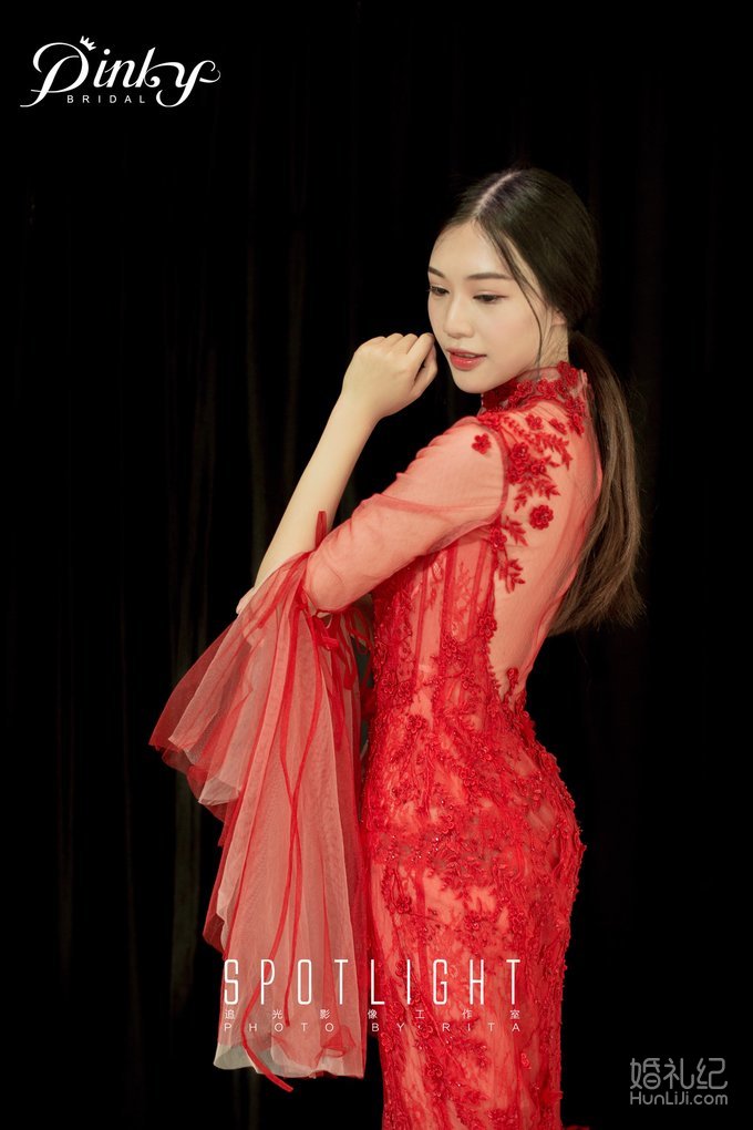 【明星新娘】同婚期新娘同台pk 这件绝对承包宾客目光！