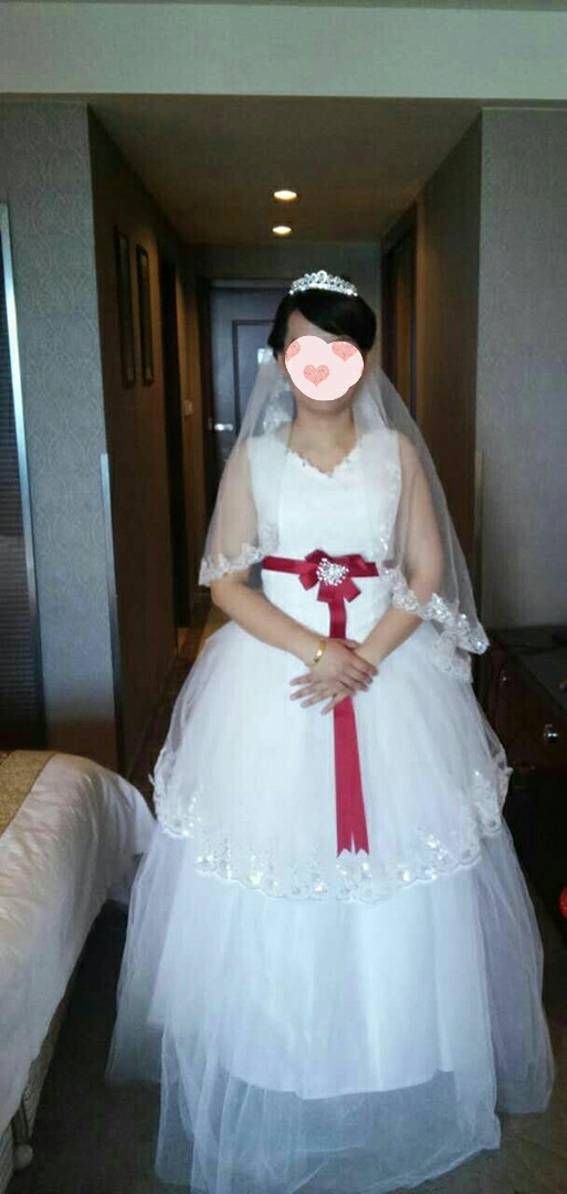 转让婚纱，秀禾服，敬酒服，和婚庆用品