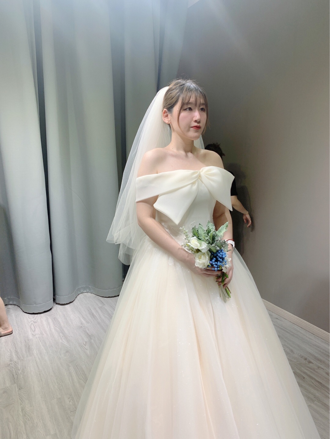 适合微胖妹妹的婚纱款式，原来一字肩不是唯一捷径