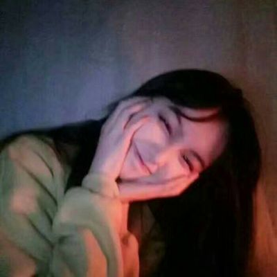 指尖缠绕的烟雾