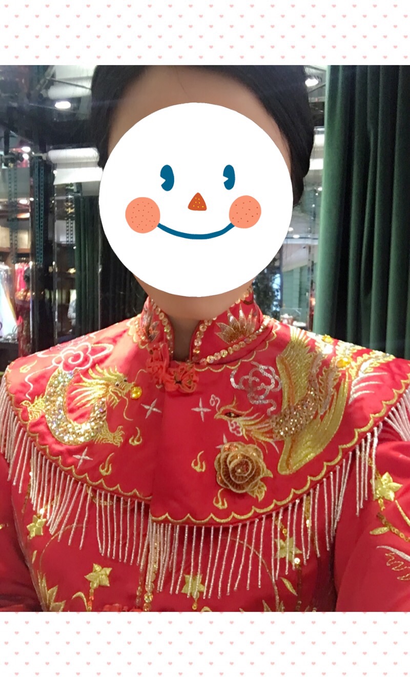 帮我看看龙凤褂和秀禾服哪件好看？