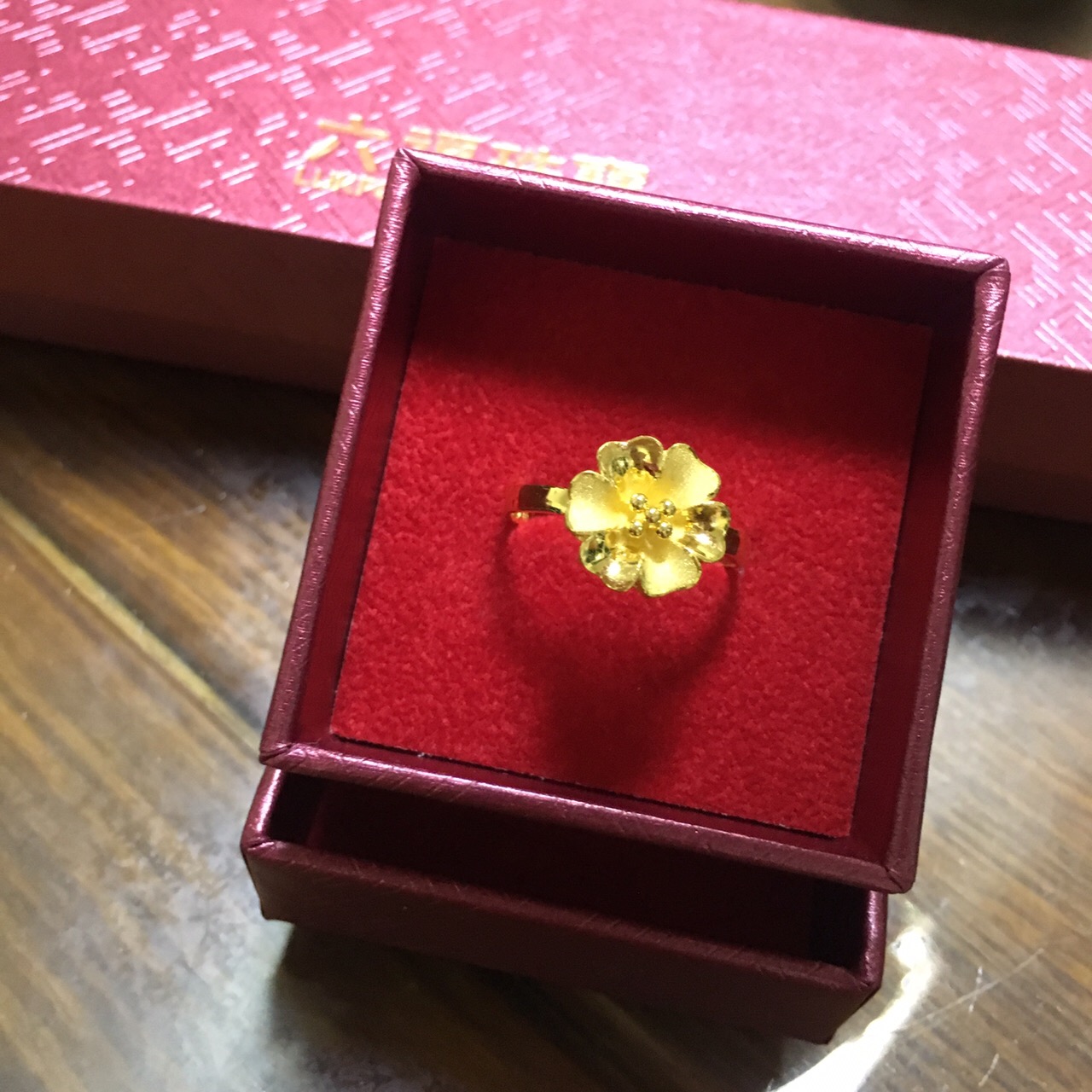 在农村想买钻石戒指，婆婆骂我败家！只让戴金戒指