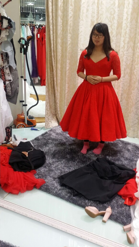 红色礼服纠结中