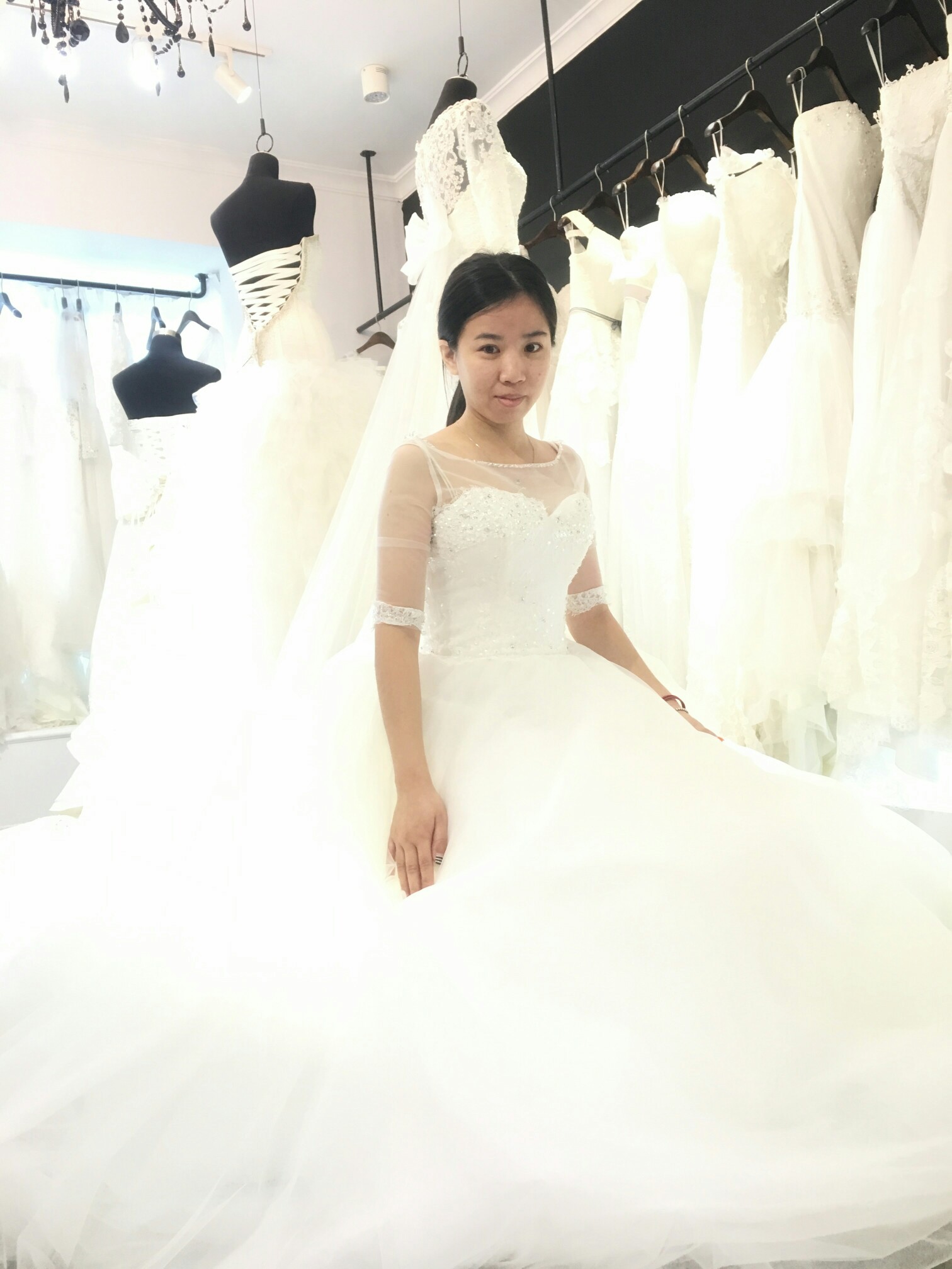 12月份的婚期，昨天去试的婚纱