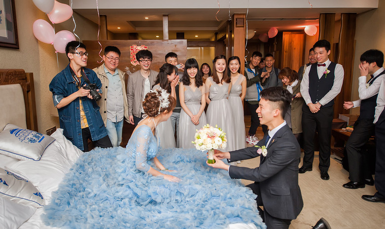 花仙子造型美过范冰冰 花海婚礼美翻