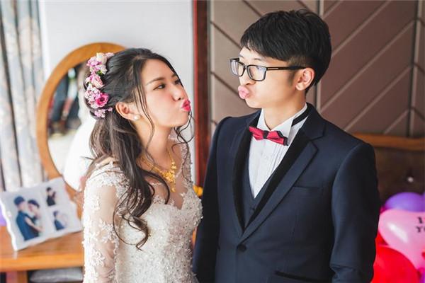 新娘結(jié)婚敬酒服穿什么顏色比較好