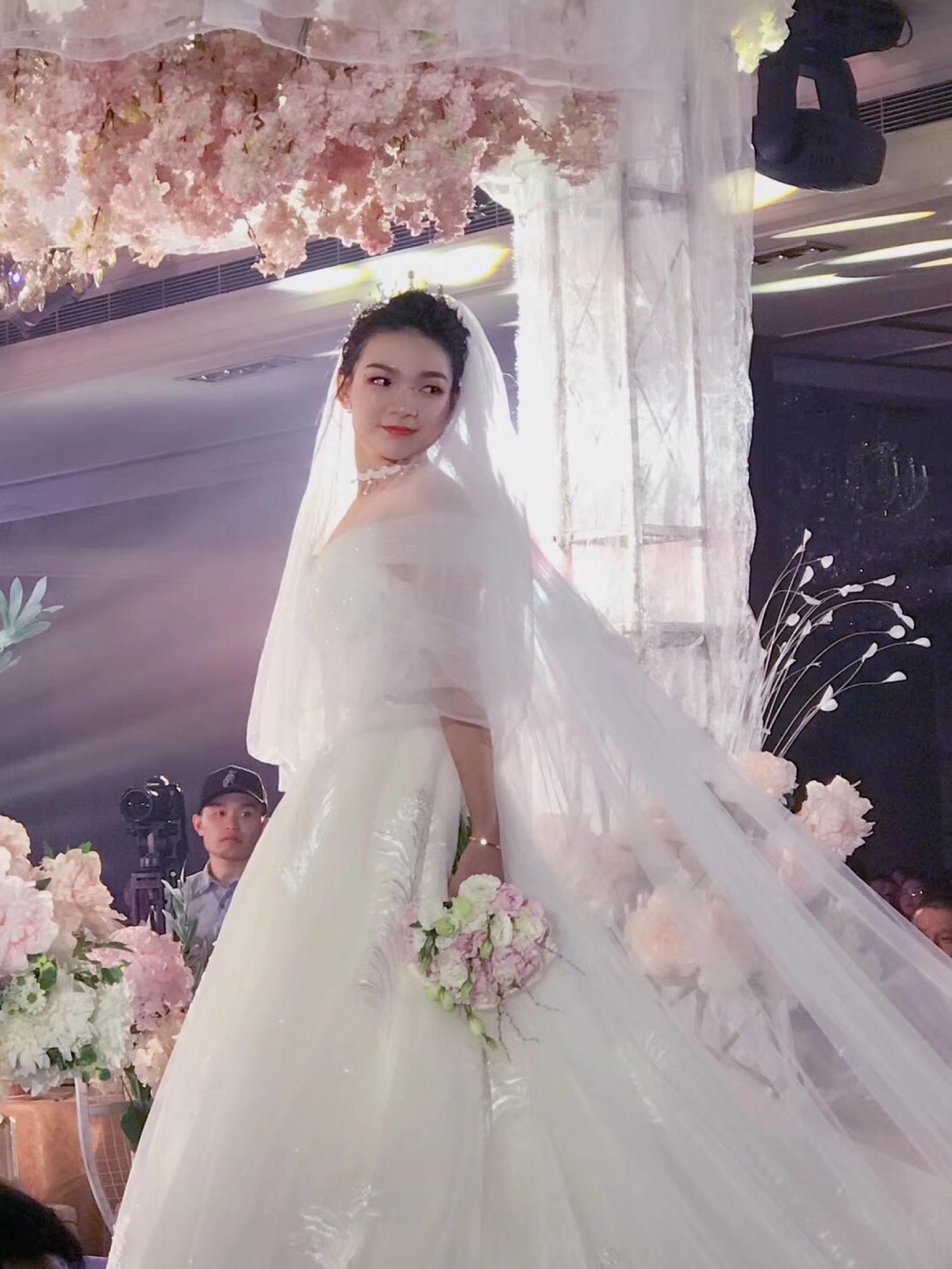 淘宝租龙凤褂性价比爆棚 大婚4套显瘦又时髦