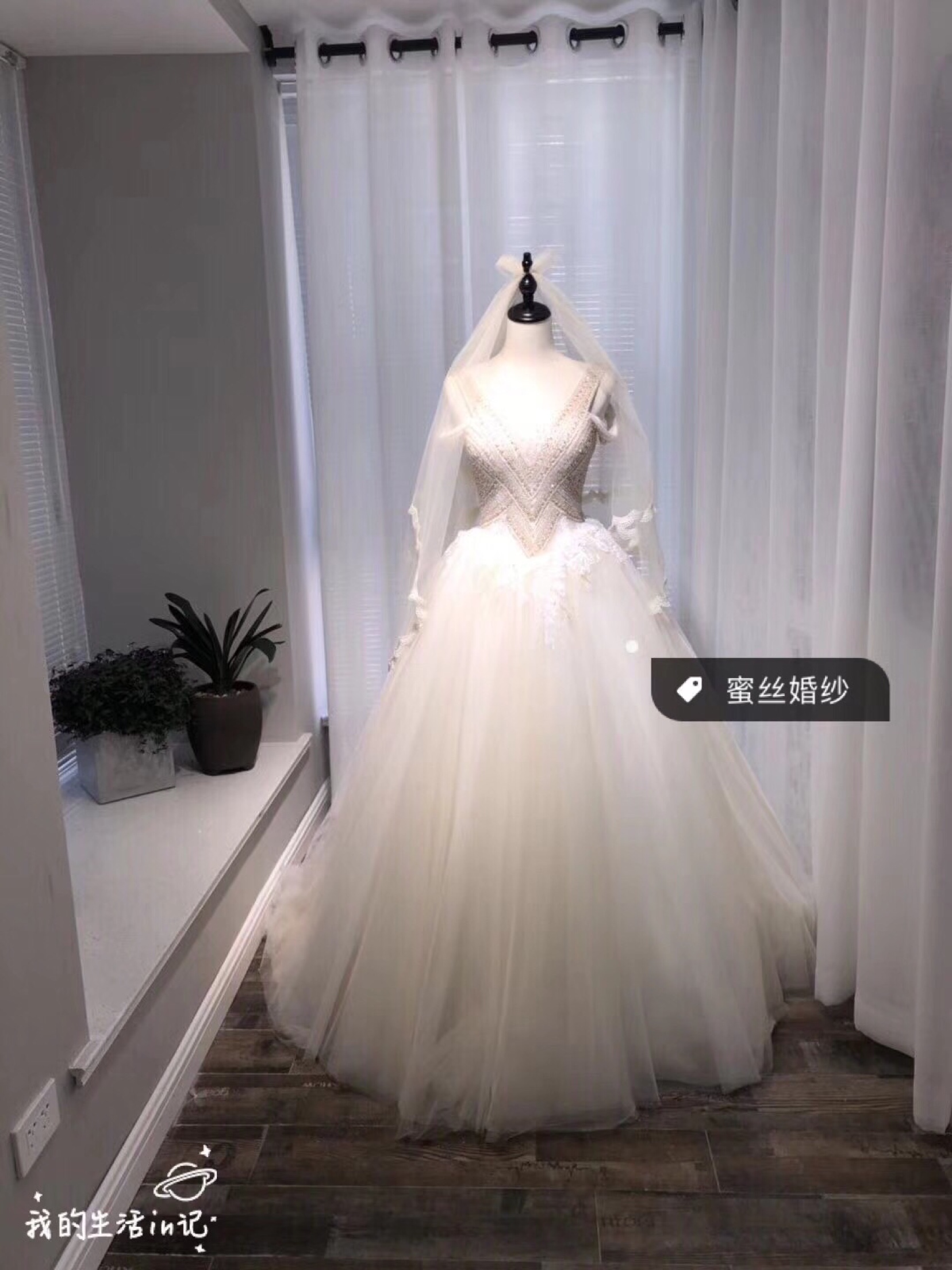 蜜丝婚纱礼服