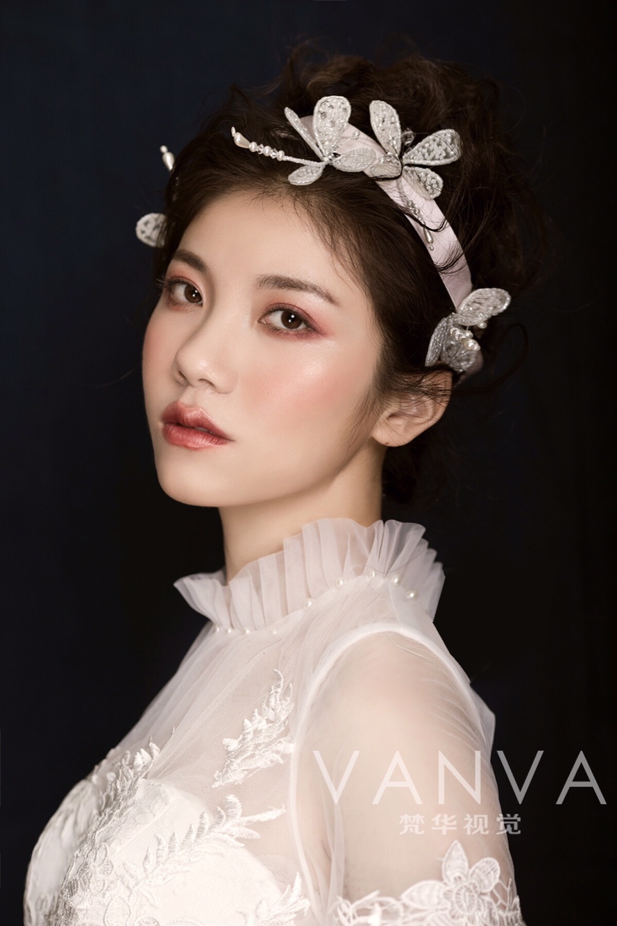 U NI · MAKE UP