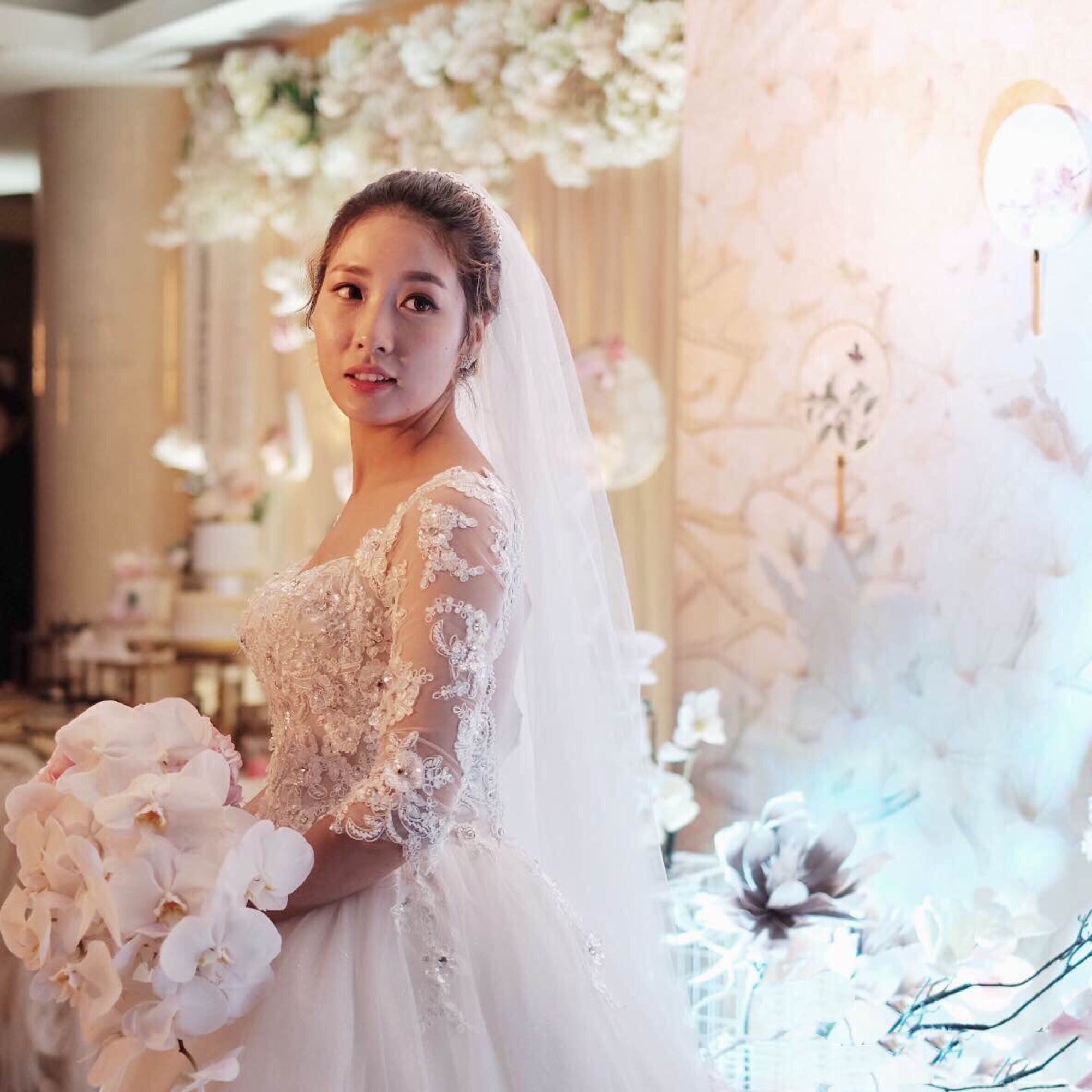 布蕾丝婚纱美妆