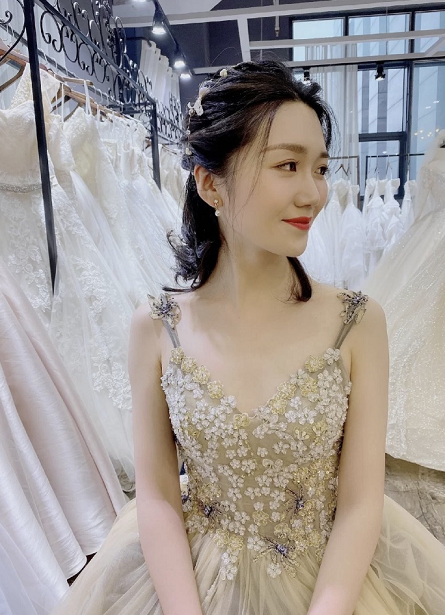 素颜试纱vs带妆试纱，同一件婚纱判若两人！