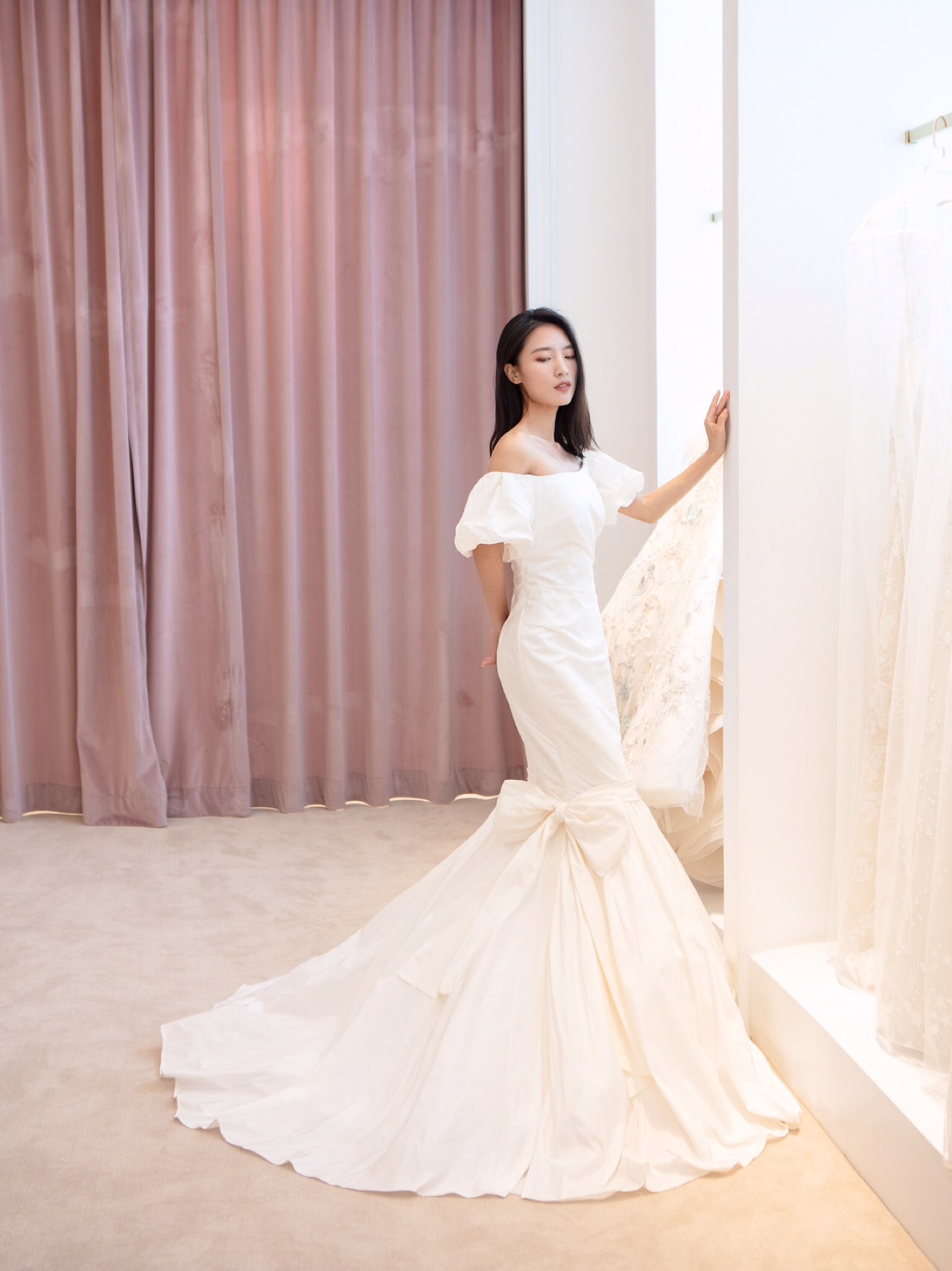 三款缎面婚纱，我选哪款最小清新文艺？