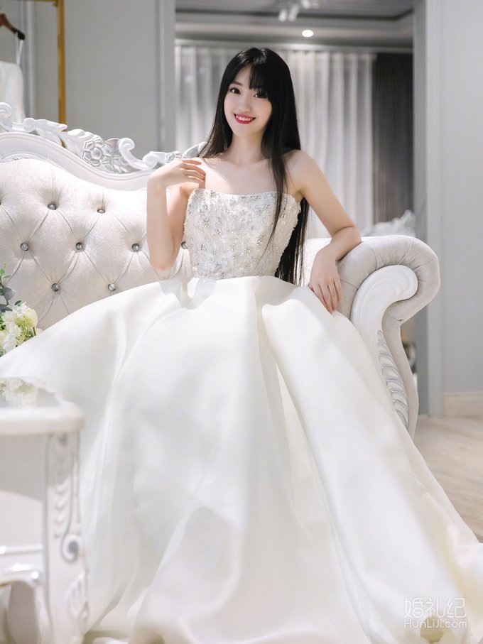 姐妹们，我该选哪件？