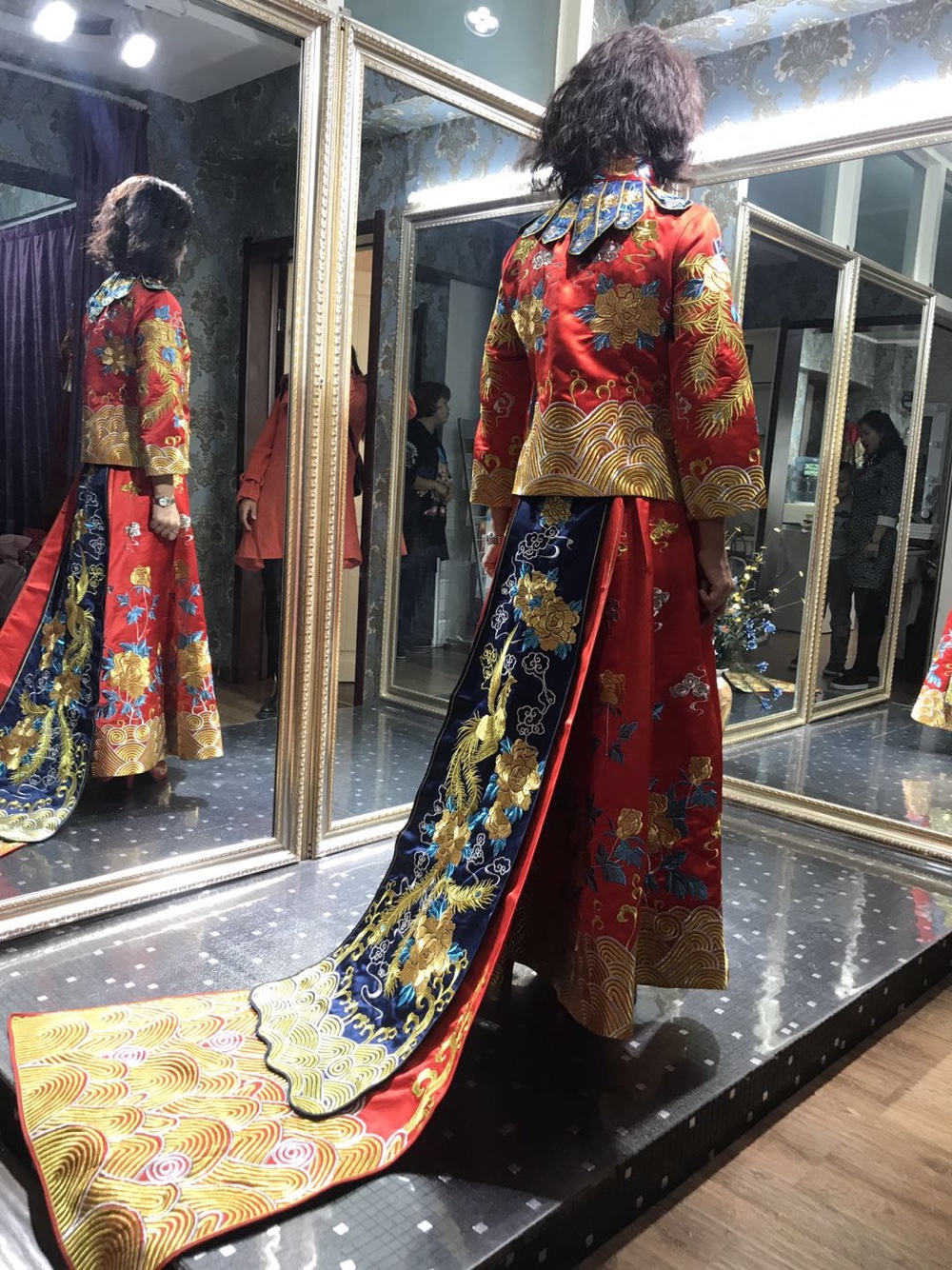 终于订了婚纱礼服