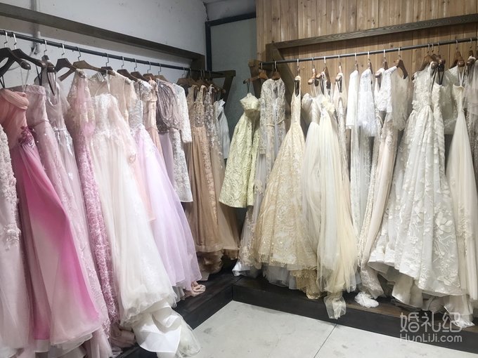 【明星新娘】同婚期新娘同台pk 这件绝对承包宾客目光！