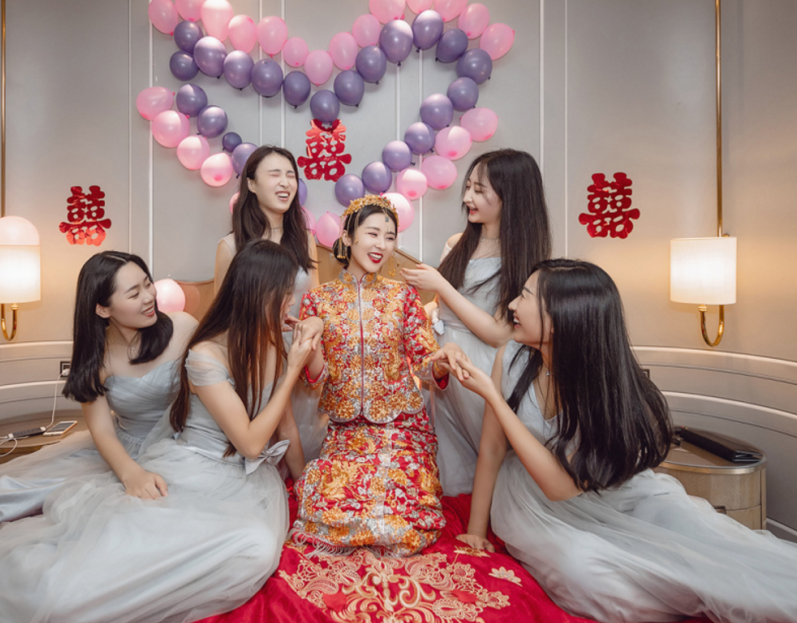 结婚请的伴娘都比我颜值高。。后悔死了。。。