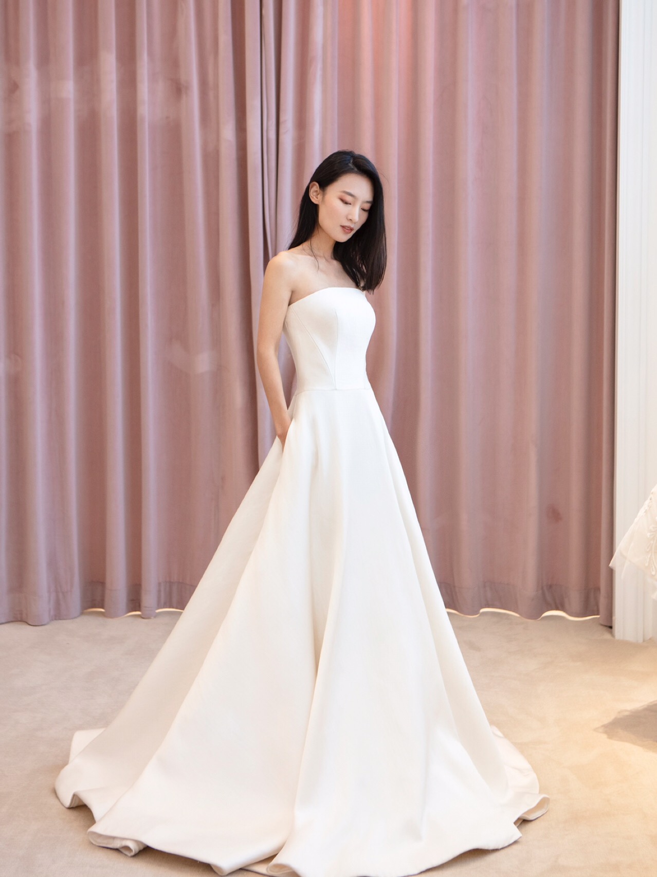 三款缎面婚纱，我选哪款最小清新文艺？