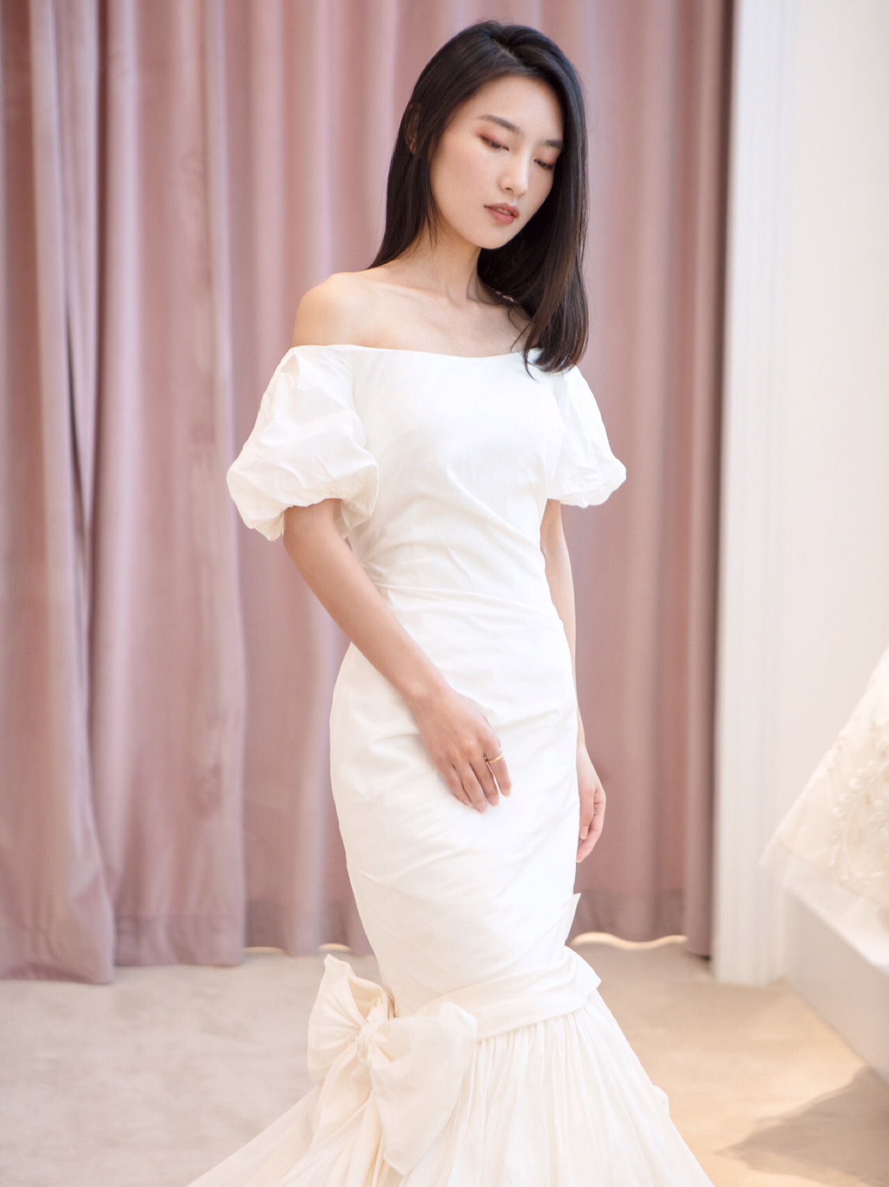 三款缎面婚纱，我选哪款最小清新文艺？