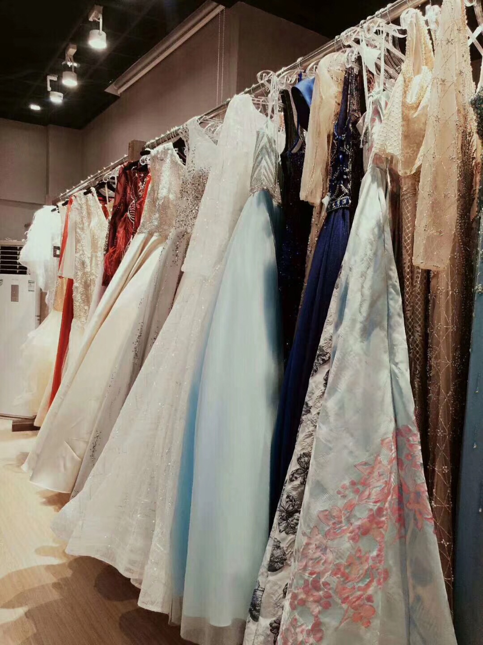 艾美彩妆婚纱礼服馆