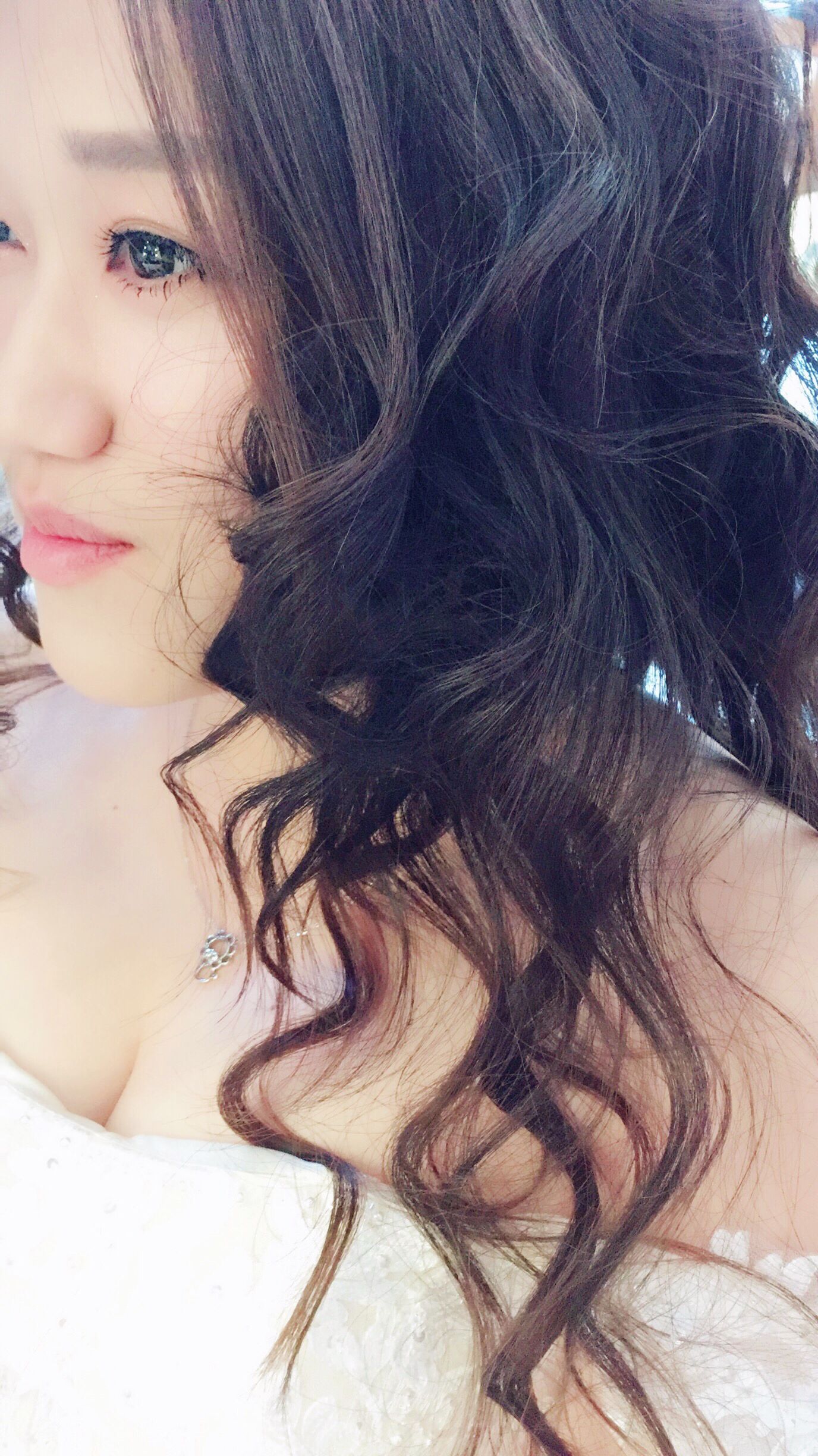 完美凸显傲人胸型 不靠胸贴全靠这件心机婚纱！