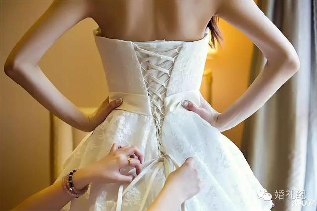 结婚当天新娘到底换几套礼服最合适？ | 快问快答