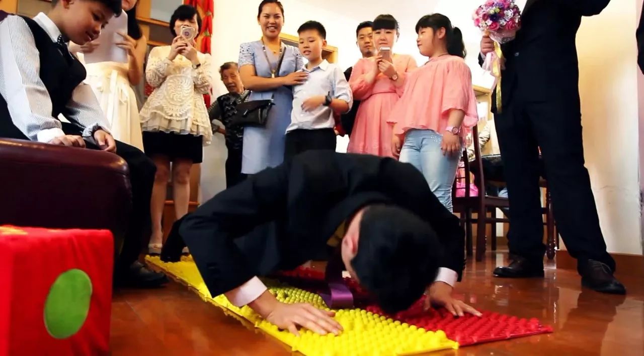 看完這些嗨翻天的堵門游戲，我只想重結一次婚！