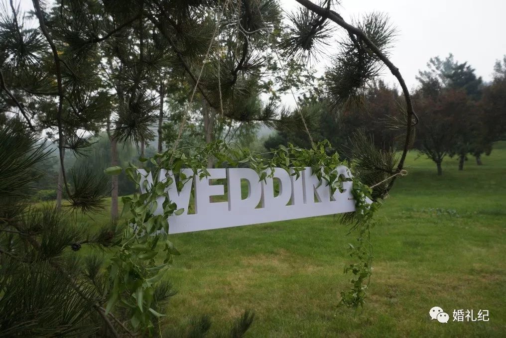 这场草坪婚礼究竟有多美，以至于新娘连婚车都不想准备了！