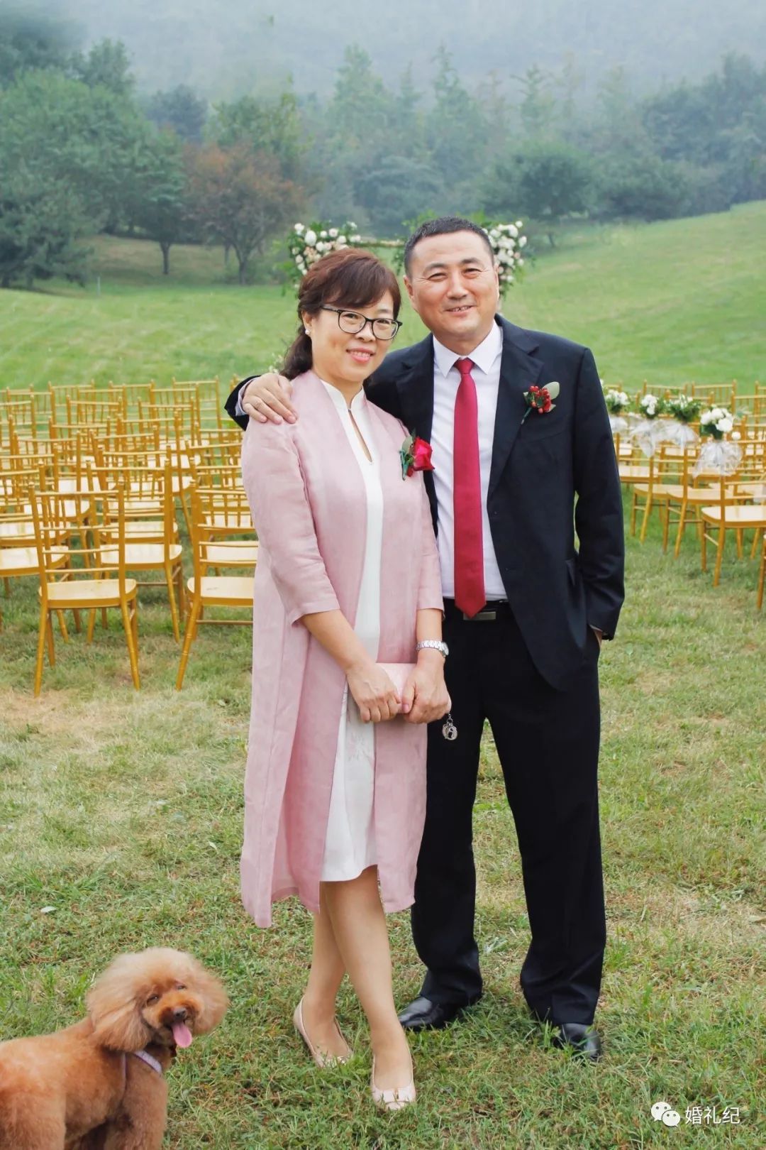 這場草坪婚禮究竟有多美，以至于新娘連婚車都不想準備了！