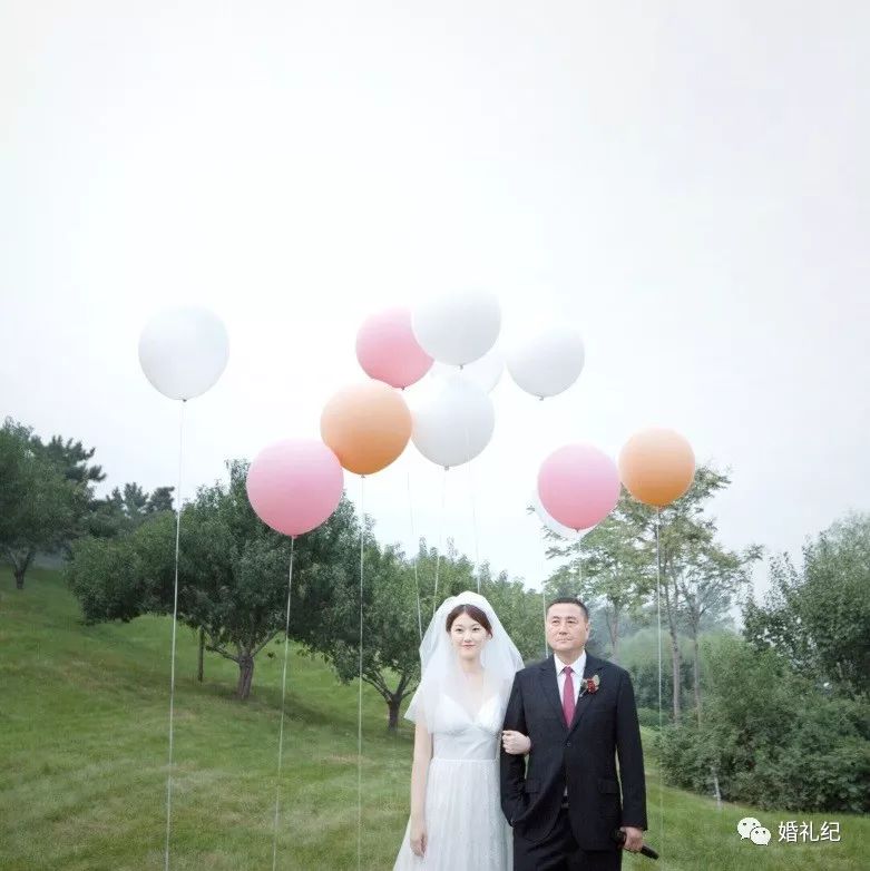 這場(chǎng)草坪婚禮究竟有多美，以至于新娘連婚車都不想準(zhǔn)備了！