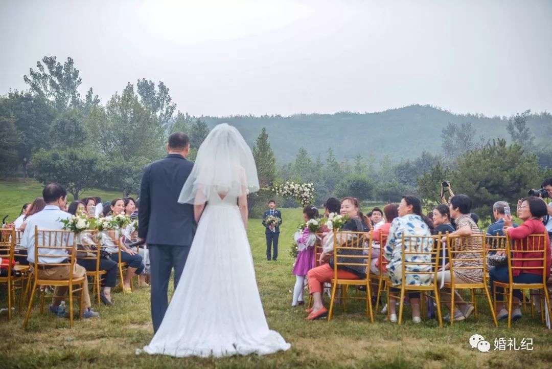 這場草坪婚禮究竟有多美，以至于新娘連婚車都不想準(zhǔn)備了！