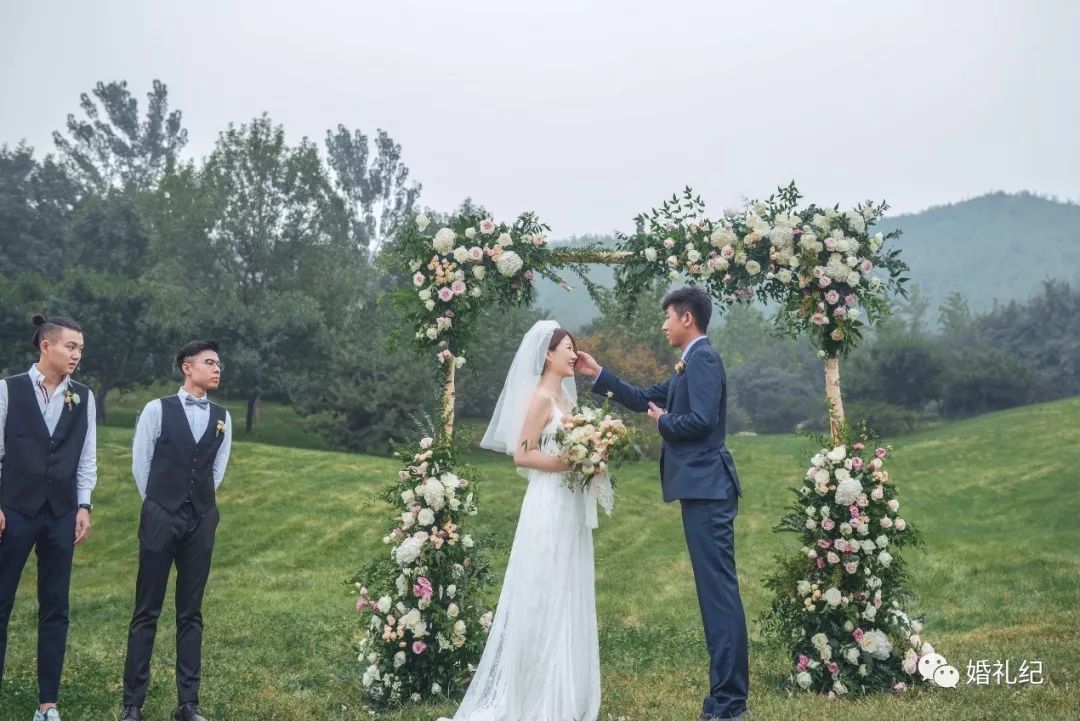 這場(chǎng)草坪婚禮究竟有多美，以至于新娘連婚車都不想準(zhǔn)備了！