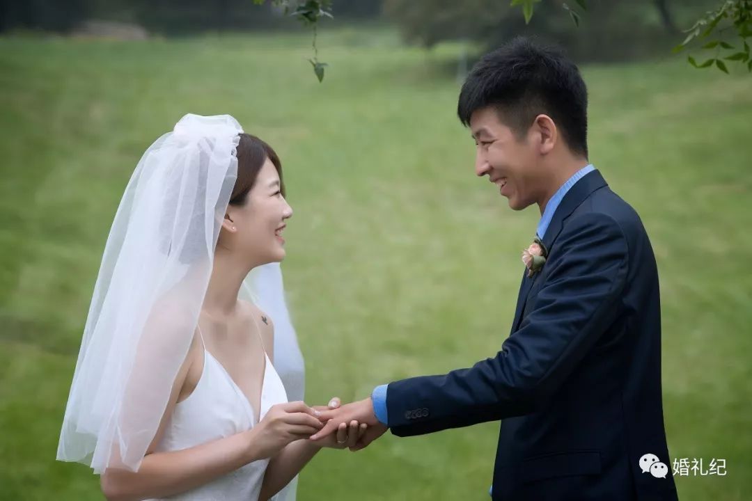 这场草坪婚礼究竟有多美，以至于新娘连婚车都不想准备了！