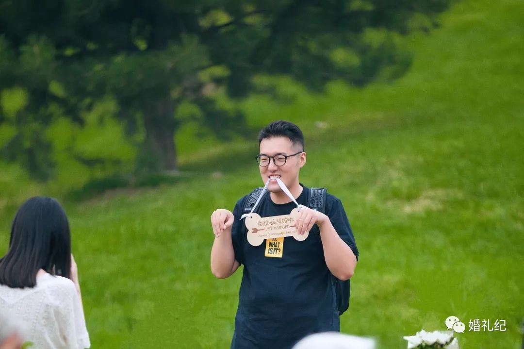 这场草坪婚礼究竟有多美，以至于新娘连婚车都不想准备了！