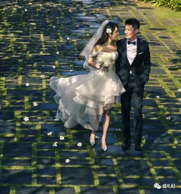 1米5的馮提莫上熱搜又出“照騙”，原來婚紗照這樣拍最顯高