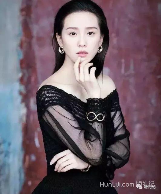 baby杨幂都心机好重，原来拍照是靠这样显脸小的