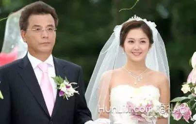 baby杨幂都心机好重，原来拍照是靠这样显脸小的