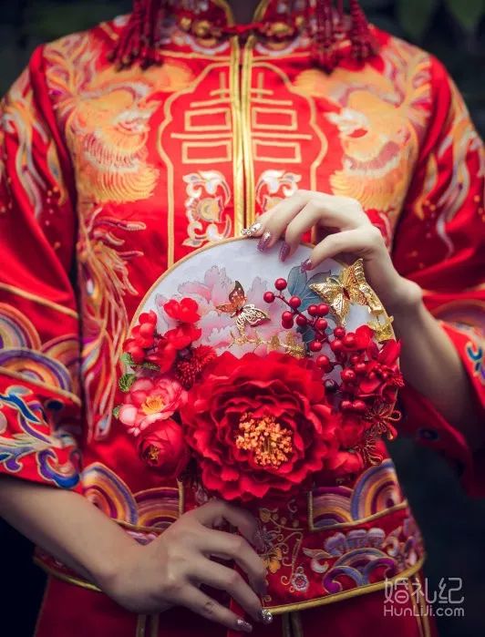 婚禮里的中式服裝一定要大紅？這四個(gè)品牌偏偏不 | 合肥篇