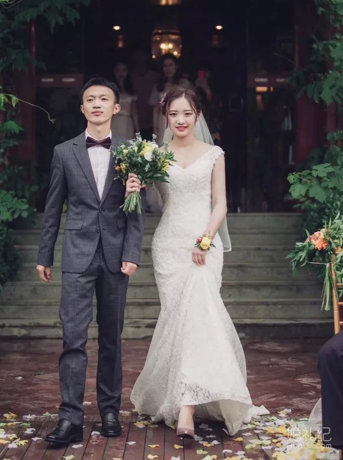 婚禮里的中式服裝一定要大紅？這四個(gè)品牌偏偏不 | 合肥篇
