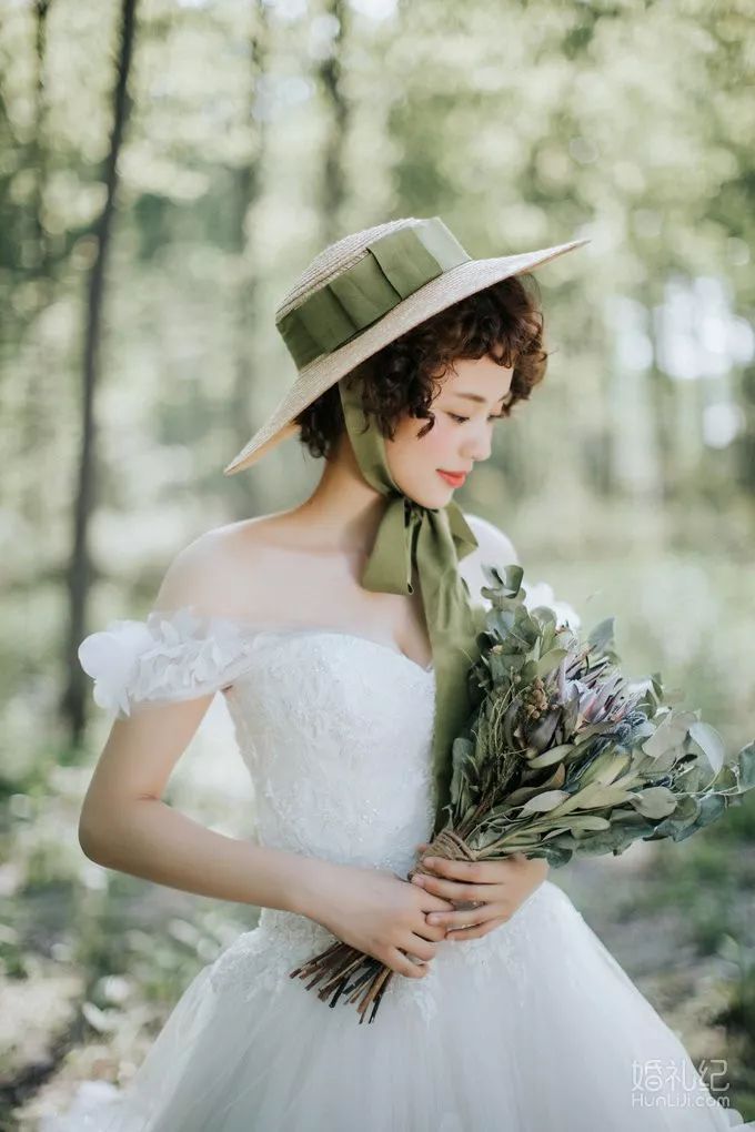 婚禮里的中式服裝一定要大紅？這四個(gè)品牌偏偏不 | 合肥篇