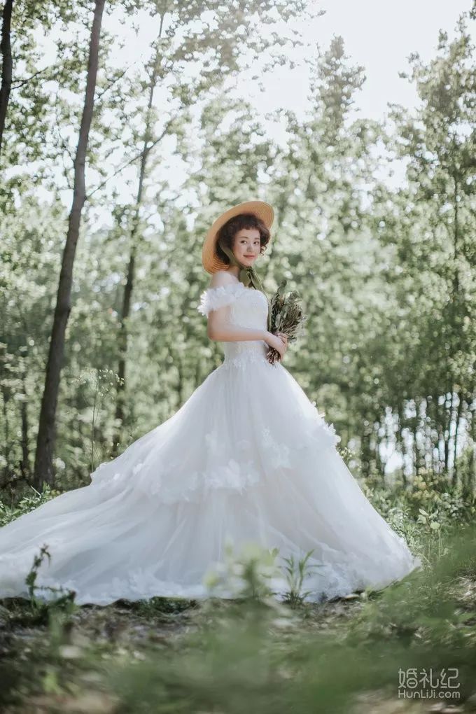 婚禮里的中式服裝一定要大紅？這四個(gè)品牌偏偏不 | 合肥篇