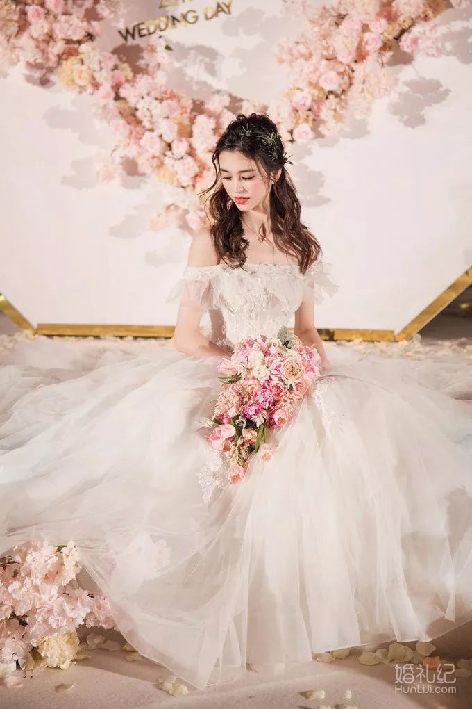婚禮里的中式服裝一定要大紅？這四個(gè)品牌偏偏不 | 合肥篇