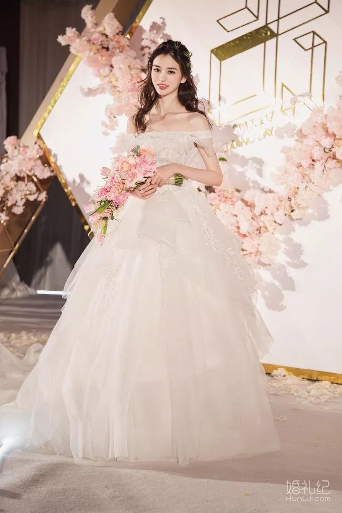 婚禮里的中式服裝一定要大紅？這四個(gè)品牌偏偏不 | 合肥篇