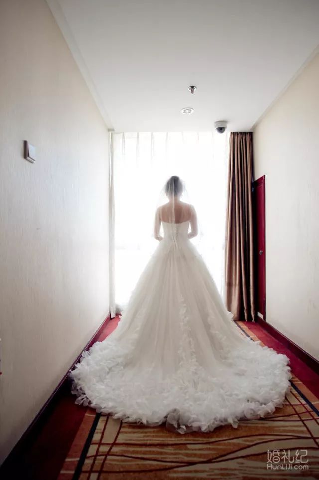 手臂胖的新娘怎么穿婚紗最顯瘦？這一款千萬別錯過 | 青島篇