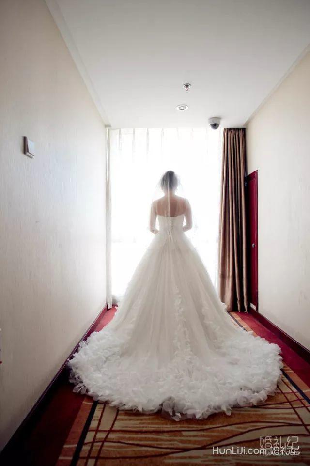 手臂胖的新娘怎么穿婚纱最显瘦？这一款千万别错过 | 青岛篇