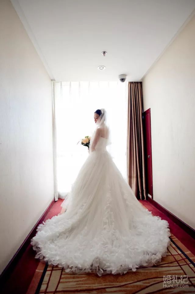 手臂胖的新娘怎么穿婚紗最顯瘦？這一款千萬別錯過 | 青島篇